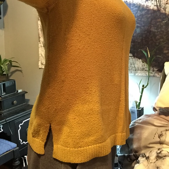 Yellow Old Navy sweater - Picture 4 of 6